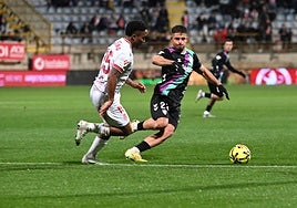 Dani Lorenzo im Ballbesitz während eines Spiels in León.