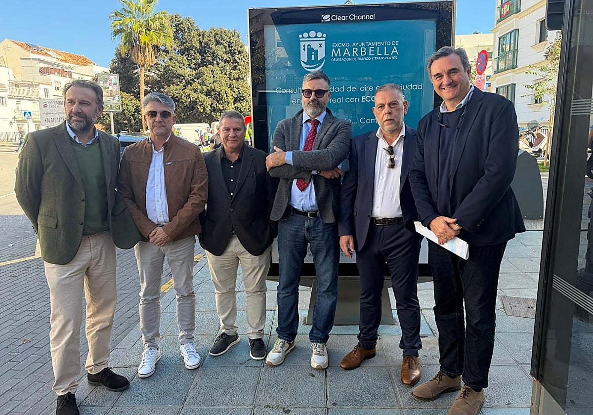 Der Stadtrat für Verkehr, Félix Romero, der die Initiative zusammen mit dem verantwortlichen Unternehmen, bei der Vorstellung der Maßnahme.