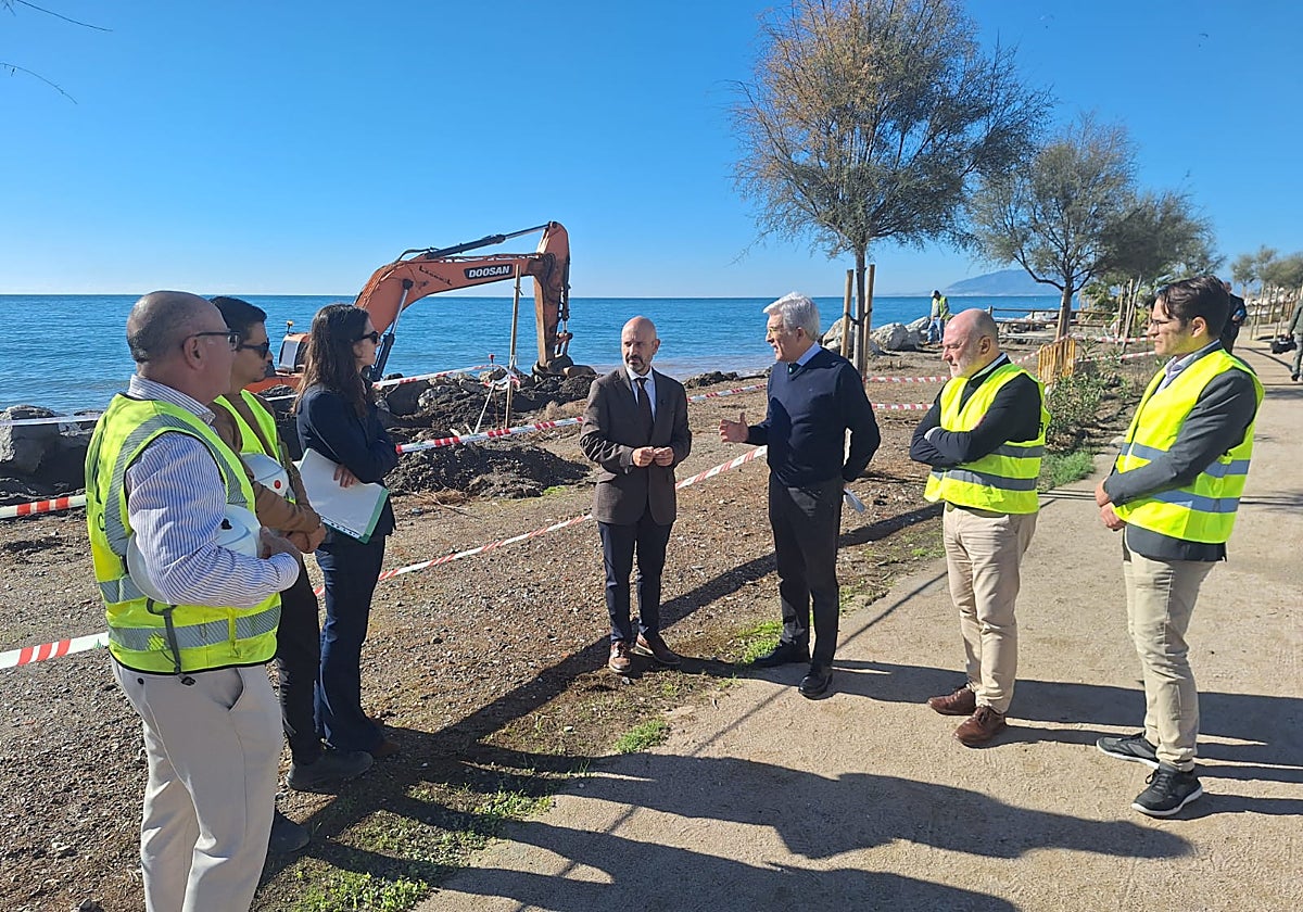 Javier Salas während eines Besuchs der Baustelle in Begleitung des Leiters der Küstenbehörde Andalusien-Mittelmeer, Ángel González.
