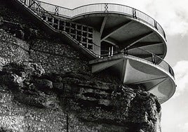 Eines der Bilder des Balcón de Europa, die in der Ausstellung zu sehen sind.