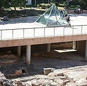 Die römischen Überreste sind derzeit von der Calle Alcazabilla aus nur teilweise durch eine Glaspyramide sichtbar.