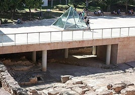 Die römischen Überreste sind derzeit von der Calle Alcazabilla aus nur teilweise durch eine Glaspyramide sichtbar.