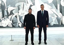 Pedro Sánchez und Wolodymyr Selenskyj vor dem Gemälde «Guernica» von Picasso im de Picasso Museo Reina Sofía.