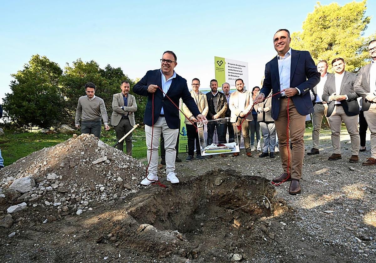 Der Bürgermeister von Almuñécar und der Präsident der Provinzregierung legten den Grundstein für den neuen Abschnitt des Küstenwegs.