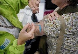 Frau erhält eine Impfdosis.