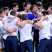 Die italienischen Spieler feiern ihren Sieg in Bologna.