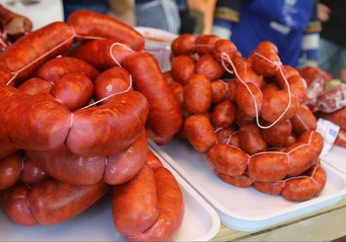 Colmenar verteilt 3.000 Wurstbrötchen bei der 25. Ausgabe der Fiesta del Mosto y la Chacina