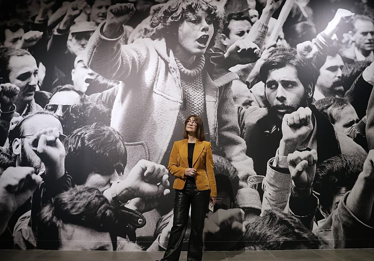 Marisa Flórez vor einer der Fotografien, die im MEET zu sehen sind.