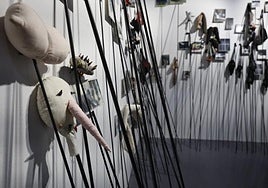 'Les piques', ein charakteristisches Werk von Anette Messager.