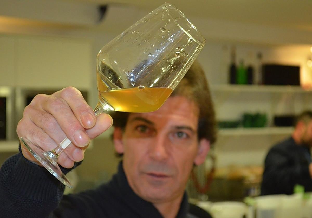 In Cartajima bewertet eine Jury die präsentierten Weine.