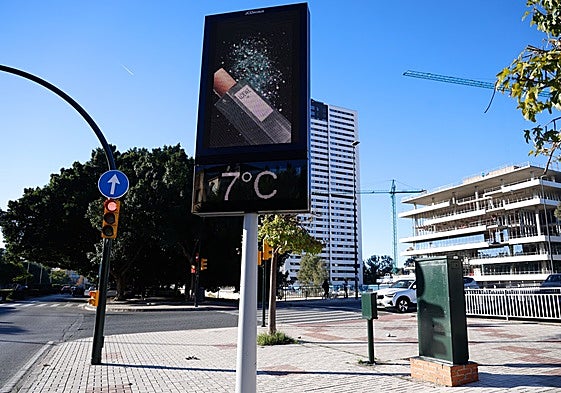 Ein Straßenthermometer zeigt heute in der Stadt Malaga nur sieben Grad an.