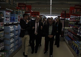 Der Lidl-Betriebsleiter in Andalusien, der Bürgermeister und der Chef von López Real Inversiones im neuen Supermarkt. J. R. C.