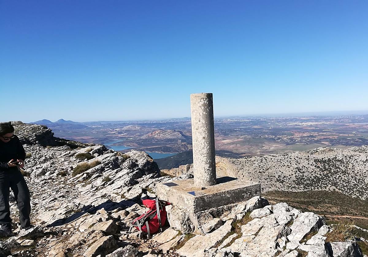 Vom Gipfel aus hat man eine guten Aussicht auf den drei Stauseen deds Seengebiet von Ardales.