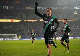 Adrián Niño rettete mit seinem ersten Treffer einen Punkt in Valladolid.