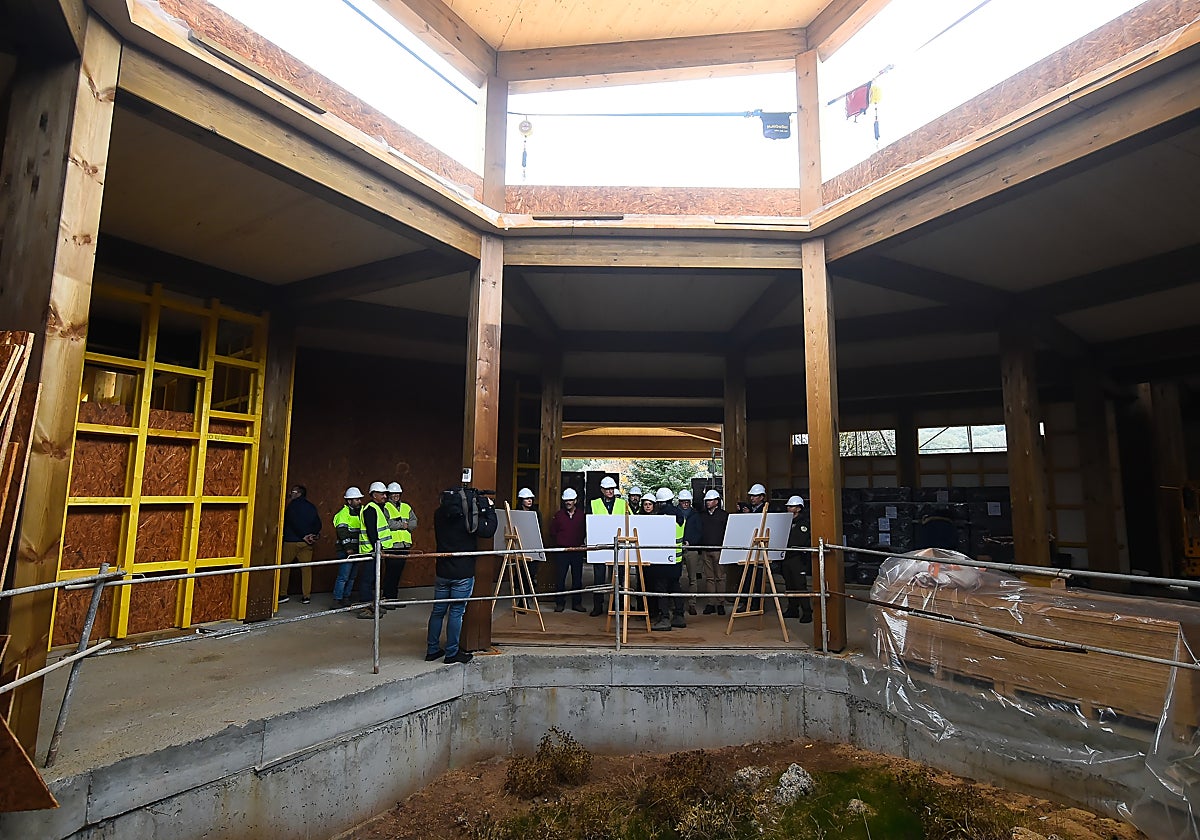 Ministerinnenbesuch vor Ort im künftigen Besucherzentrum von Conejeras in Parauta.