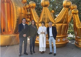 Von links nach rechts: der Direktor von Las Chapas, Carlos Alcalá, die Stadträtin von Nueva Andalucía, Vanessa Ortiz de Zárate, die Stadträtin für Feste, Yolanda Marín und der stellvertretende Bürgermeister von San Pedro, Javier García.