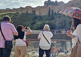Touristen verewigen den Blick auf die Alcazaba und das Römische Theater.