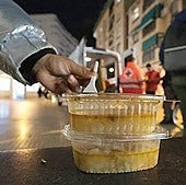 Verteilung von Lebensmitteln an Obdachlose durch das Rote Kreuz.