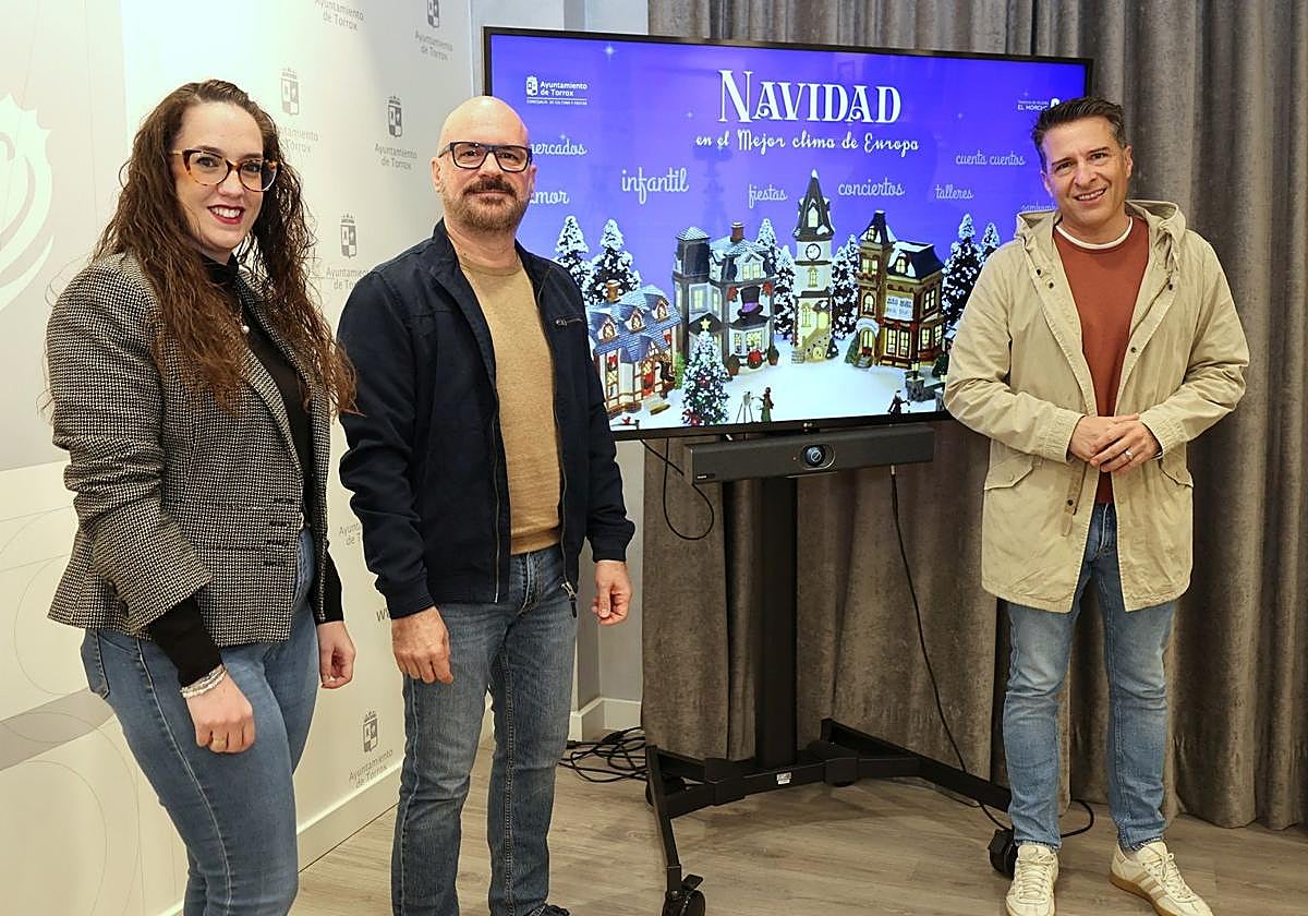 Bürgermeister Óscar Medina mit den Stadträten Mari Ángeles España und Salvador Escudero.