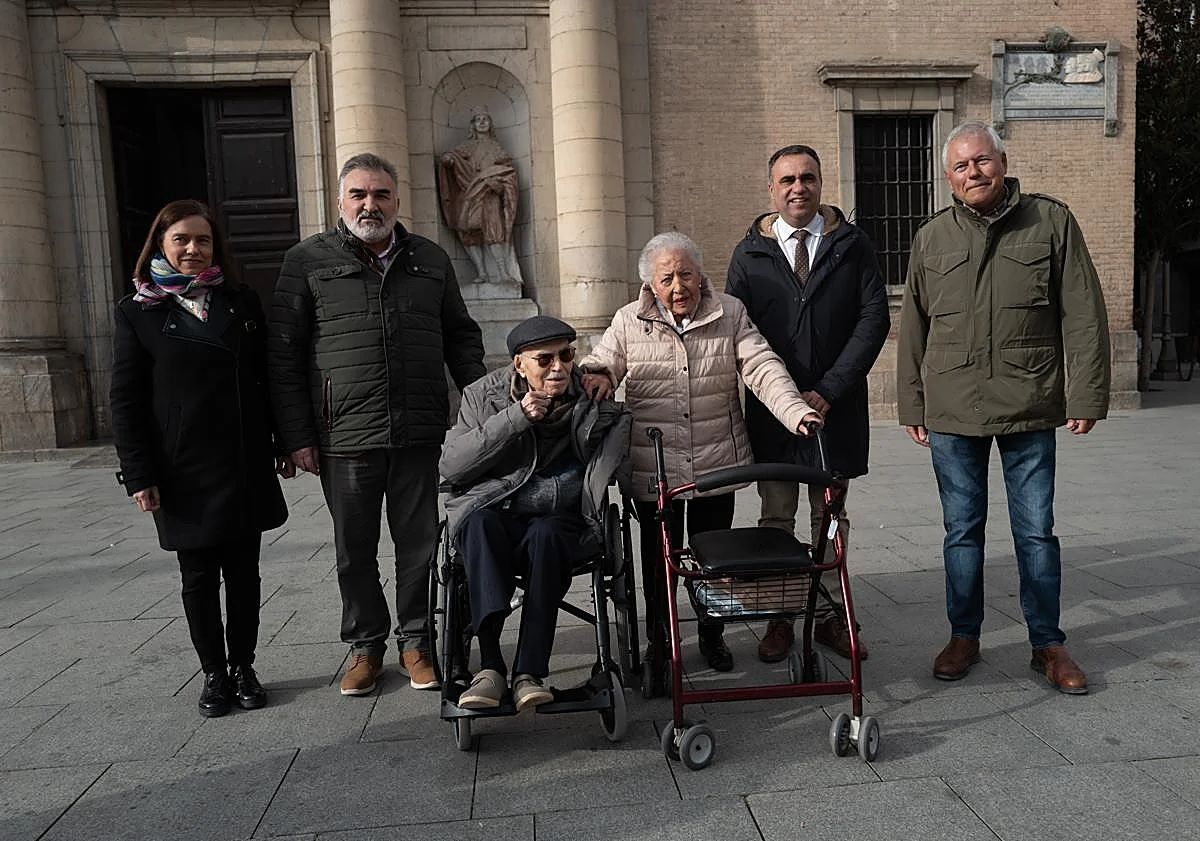 Imagen principal - Oben: Das Ehepaar mit seinen Kindern Gerardo und María del Mar, Francis Rodríguez und Juan Cobo auf der Plaza de España in Santa Fe. Der Präsident der Provinzregierung während der Feier. Eine liebevolle Geste der Geehrten.
