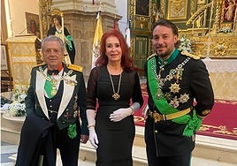 Der Herzog von Sevilla Francisco de Borbón y Escasany (links), Barblin Beier (Mitte) und Francisco de Borbón und Graf von Hardenberg (rechts) bei ihrer Aufnahmezeremonie in Marbella im letzten Jahr.