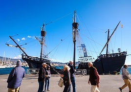 Die Nao Victoria liegt im Hafen von Motril vor Anker.