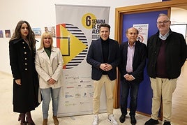 Bürgermeister Óscar Medina (Mitte) mit dem Chefredakteur von Sur deutsche Ausgabe Uwe Scheele und dem Anzeigenchef von Sur deutsche Ausgabe und Sur in English David Andrews