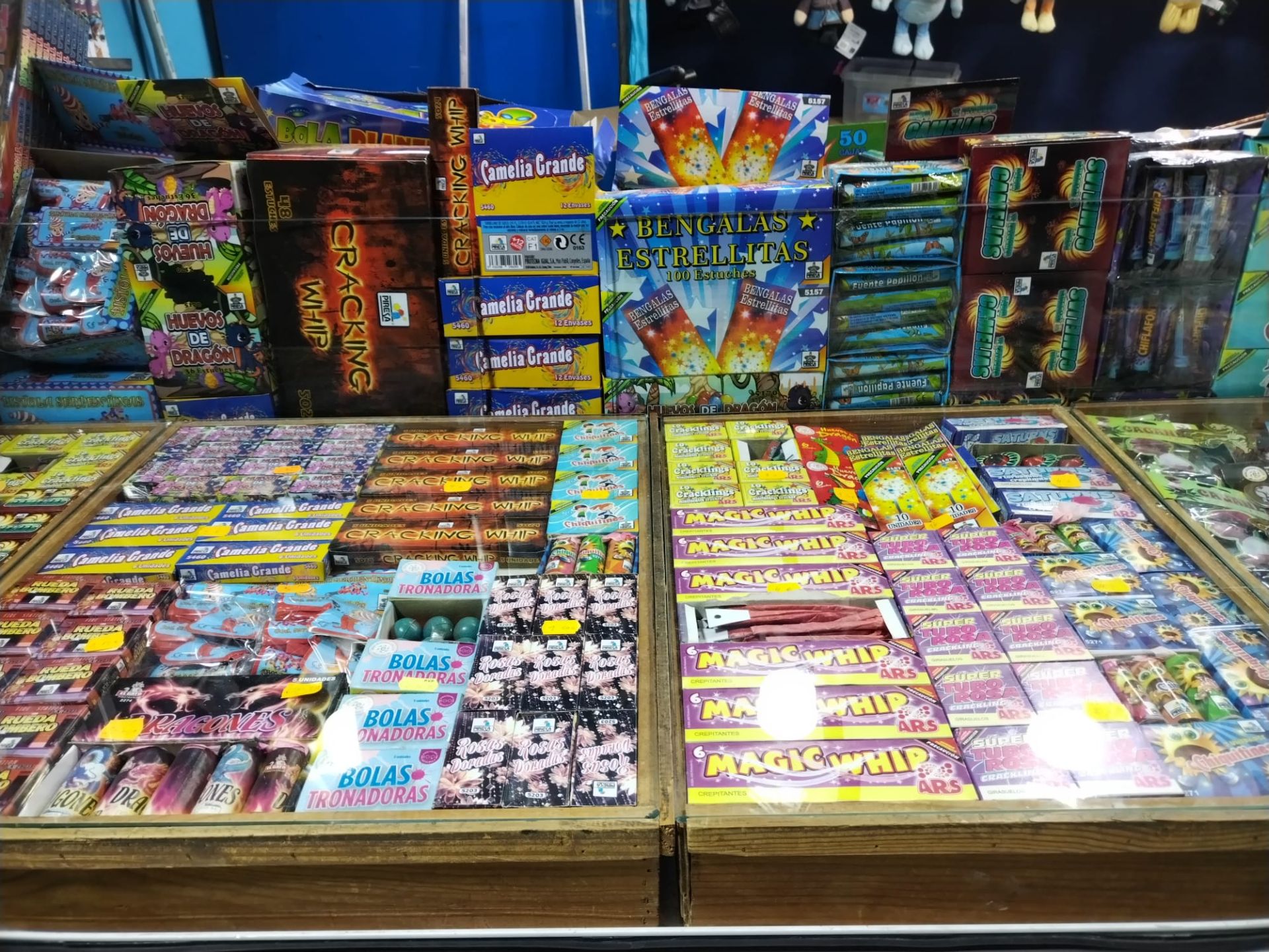 Auch das Zünden der auf dem Weihnachtsmarkt am Paseo del Parque angebotenen Feuerwerkskörper ist im Stadtzentrum verboten.