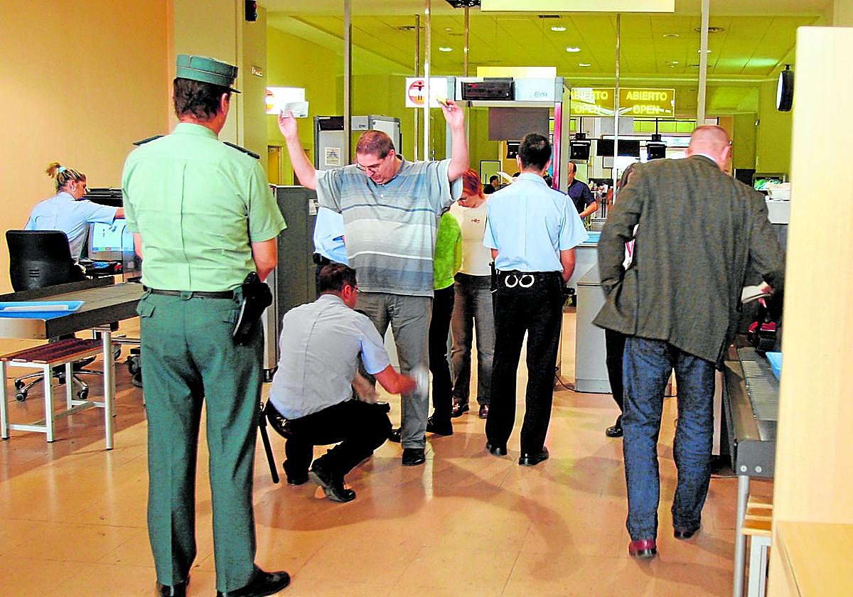 Nach der Überprüfung von Passagieren und deren Handgepäck durch Metalldetektoren und Körperscanner kann es auch zu stichprobenartigen Nachkontrollen kommen.