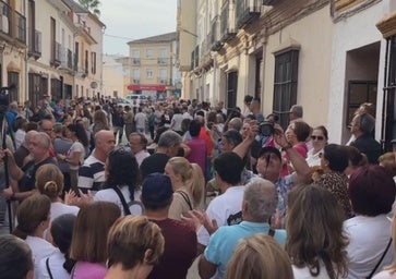 Am Tag der versuchten Räumung von Fran Custodio waren Nachbarn und Bürger aus Alameda gekommen, um den Gerichtsbeschluss zu verhindern.