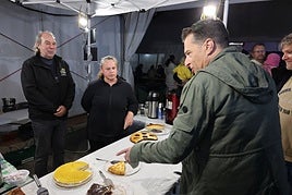 Bürgermeister Óscar Medina am Stand von Szilvia und Michael Reiss von der Vereinigung AC. Ayudamos a Torrox y El Morche.