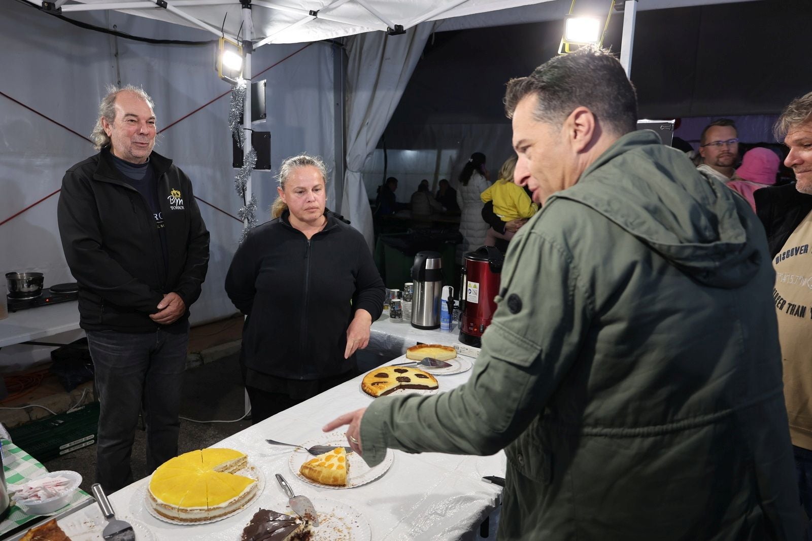 Bürgermeister Óscar Medina am Stand von Szilvia und Michael Reiss von der Vereinigung AC. Ayudamos a Torrox y El Morche.