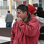 Lucas' Großvater mütterlicherseits trauert mit seinen Angehörigen.