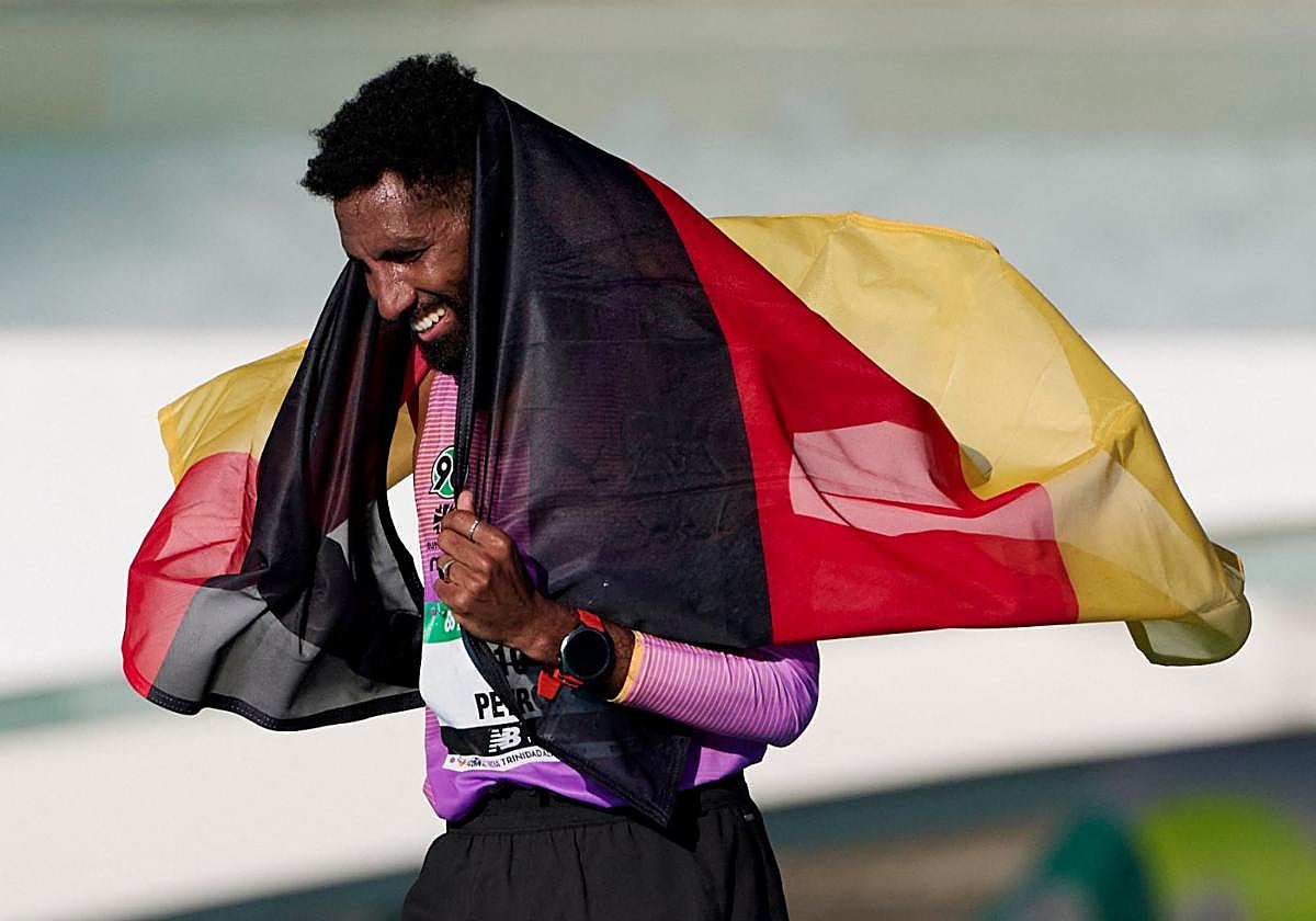 Der deutsche Vizeweltmeister hüllt sich in Spanien in die schwarz-rot-goldene Fahne.