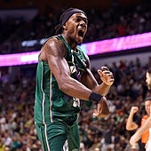 Perry bejubelt wütend einen Korb in den letzten Minuten.