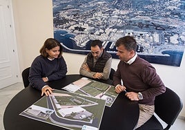 Die Stadträte für Sport, Lisandro Vieytes, und Bau, Diego López, mit dem Projekt «Leonardo Terol».