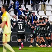 Die Spieler von Málaga feiern mit ihren Fans das erste Tor von Larrubia.