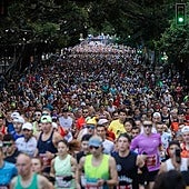 Die Läufer füllten am Sonntagmorgen die Innenstadt von Alameda.