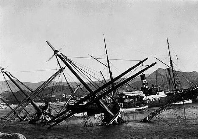 Das Schiff Newa beim Bergen der Gneisenau.