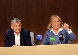 Die Bürgermeisterin Ángeles Muñoz und der Bezirksbürgermeister von San Pedro, Javier García, bei der Pressekonferenz im Anschluss an die Sitzung des Regierungsausschusses.