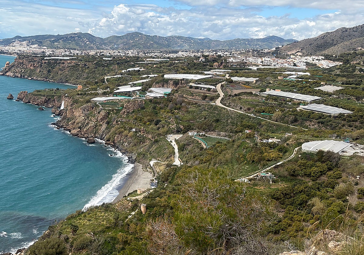 Imagen principal - Oben Blick auf die Vega de Maro vom alten Wachturm; unten Grundstücke in der Region.