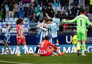 Die Spieler von Málaga umarmen Dani Lorenzo nach einem Weltklassetor.