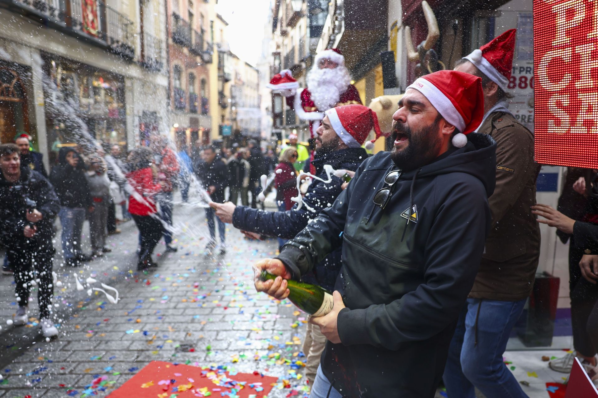 Noch während der Ziehung bricht der Jubel in den Straßen aus.