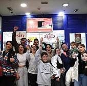 Eine Familie aus Malaga feiert ihren Preis in Vialia mit Gesang und Tanz.