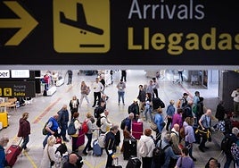 Blick in die Ankunftshalle des Flughafens Málaga.