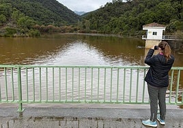 Umleitungsdamm von Guadaiza zum Stausee La Concepción am Sonntag.