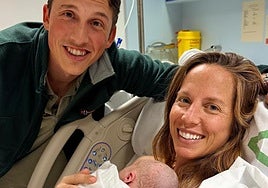 Daniel und Carlota, lächelnd mit der kleinen Sofia im Arm.