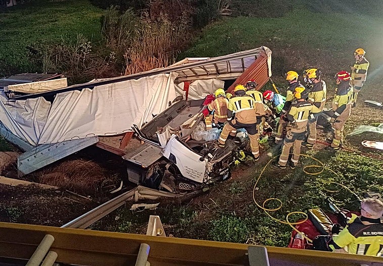 Feuerwehrleute aus Málaga befreiten den verletzten Fahrer aus der Führferkabine.