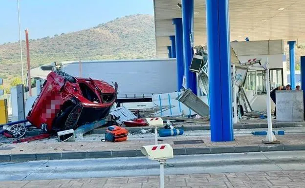 Driver dies after car smashes into a motorway toll booth