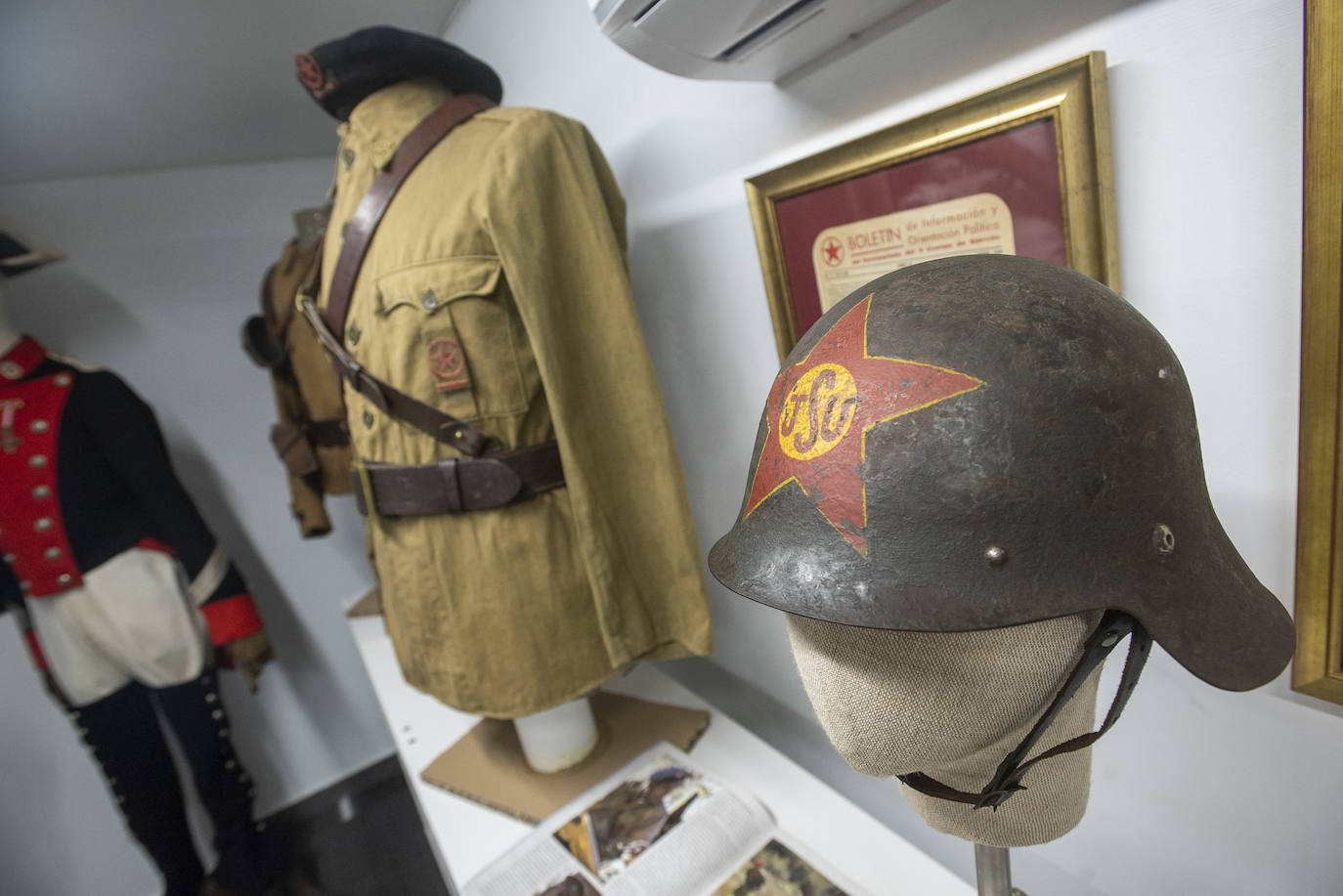 In a building in Plaza San Francisco in Malaga is one of the most important military uniforms collection in Spain . 